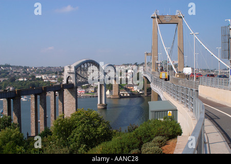 Brunels pont ferroviaire, le trafic, Tamar road bridge, Yorkshire, West Country, Devon, Cornwall, Angleterre, Royaume-Uni, Europe Banque D'Images