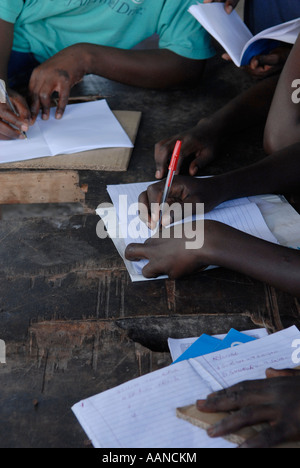 D'anciens enfants soldats apprennent à écrire le français au Centre de transit et d'orientation, soutenu par l'UNICEF dans la ville de Goma Nord-Kivu Congo RD Banque D'Images