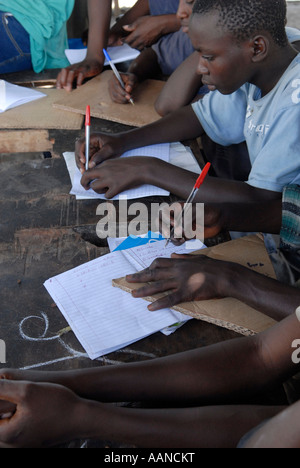 Les anciens enfants soldats d'apprendre à écrire le français au centre de transit et d'orientation de l'appui de l'UNICEF dans la ville de Goma au Nord Kivu Congo DR Banque D'Images