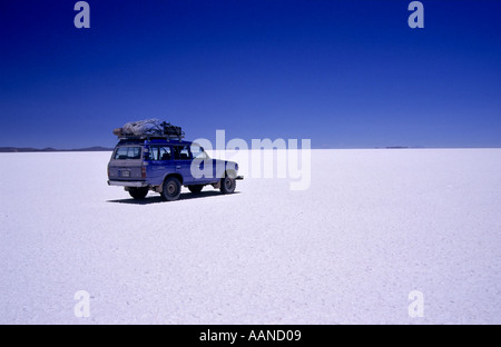 4X4 voyage à travers le Salar de Uyuni, Altiplano, Bolivie Banque D'Images