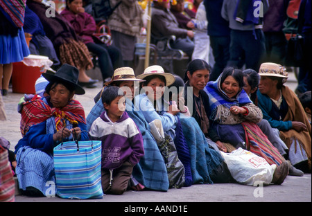 Les femmes indiennes locales à l'extérieur de la Cathédrale, Potosi, Bolivie Banque D'Images