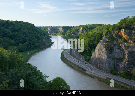 Dans la rivière Avon Avon Gorge avec le Portway Road parallèlement à Bristol en Angleterre Banque D'Images