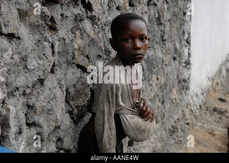 Une jeune fille congolaise déplacée détient un paquet de maïs après la distribution alimentaire du PAM dans la province du Nord-Kivu, dans l'est de la République démocratique du Congo en Afrique Banque D'Images