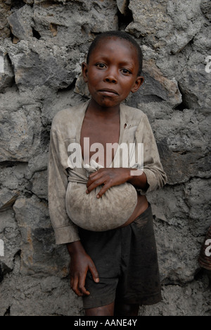 Une jeune fille congolaise déplacée détient un paquet de maïs après la distribution alimentaire du PAM dans la province du Nord-Kivu, dans l'est de la République démocratique du Congo en Afrique Banque D'Images