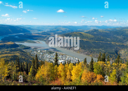 Vue de la ville de Dawson, le Klondike et du fleuve Yukon, à partir de la montagne Midnight Dome, Yukon, Canada Banque D'Images