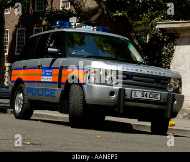 Metropolitan police Range Rover en Smith Square Londres, sur la protection de l'obligation du premier ministre Banque D'Images