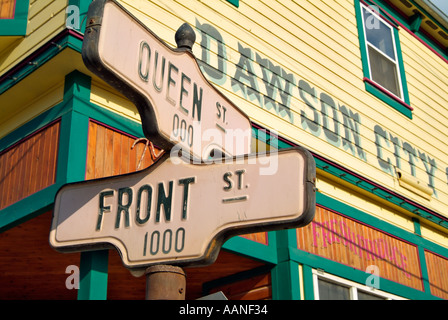 Dawson City magasin général, Front Street, Queen Street, road sign, Yukon, Canada Banque D'Images