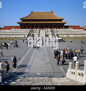 Le hall de l'harmonie dans la Cité Interdite avec des foules de gens marchant sur la place de la Chine à Beijing Banque D'Images