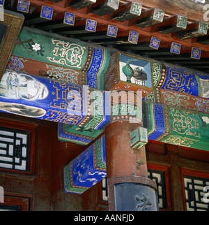 Close-up de toit massif du Palais d'montrant rouge vert bleu et or motifs peints à Beijing Chine Banque D'Images