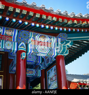 Close-up of coin extérieur toit du palais d'été peints en rouge vert bleu et d'or à Beijing Chine Banque D'Images