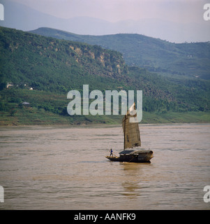 La direction de l'homme un voile de plaisance sur l'eau tourbillonnante de la rivière Yangtze dans la province du Sichuan, Chine Banque D'Images