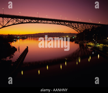 Pont Aurora qui se profile à l'aube sur le lac Union avec les lumières de la ville, l'État de Washington Seattle USA Banque D'Images