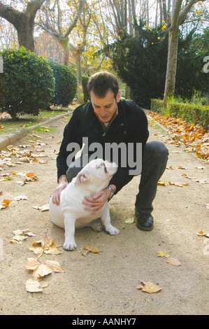 Parution modèle jeune homme jouant avec son chien, un bulldog Anglais Nano Calvo VWPics com Banque D'Images