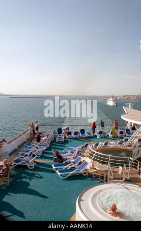 Les passagers sur un bateau de croisière quitter Cagliari, Sardaigne , Europe Banque D'Images