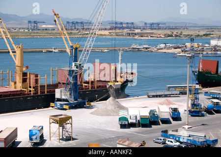 Camions, grues et chargement de sel, le port de Cagliari, Sardaigne, Europe, camion camion attendre l'attente dans le port de Cagliari, camion l Banque D'Images