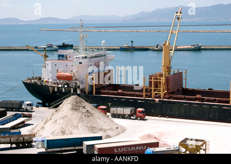 Camions Grues et chargement de sel à Le port de Cagliari, Sardaigne, Banque D'Images