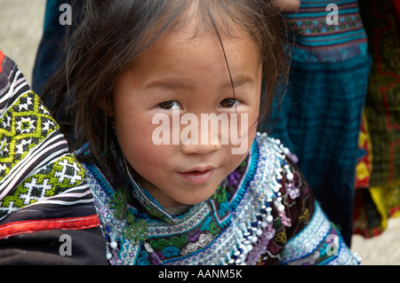 La jeune fille de la tribu Hmong noir au marché hebdomadaire de Sapa, Vietnam du Nord. Banque D'Images