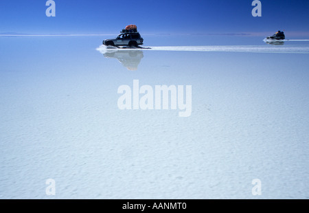 Fourwheeldrive quand le véhicule roule à plus de Salar de Uyuni, Bolivie Banque D'Images