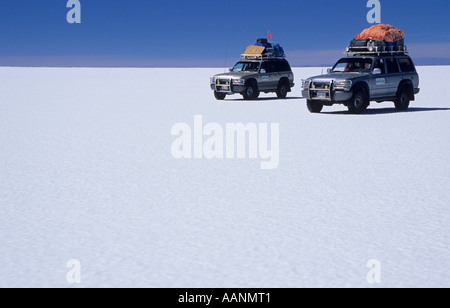 Fourwheeldrive quand le véhicule roule à plus de Salar de Uyuni, Bolivie Banque D'Images