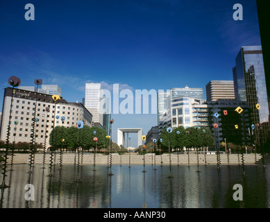 Sculpture Lumineus et vue à travers les blocs de bureaux de la Défense à la Grande Arche, Paris, France. Banque D'Images