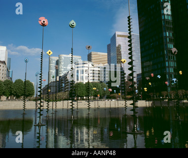 'Sculpture' Lumineus et point de vue sur les immeubles de bureaux de la Défense, Paris, France. Banque D'Images