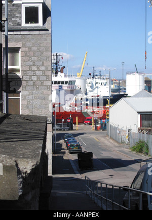 Bateaux dans le port d'Aberdeen en Écosse vue depuis la rue adjacente Banque D'Images