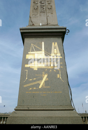 Schéma sur la base de l'obélisque, indiquant comment il a été érigé, place de la concorde, Paris, France. Banque D'Images