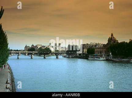 Ile-de-la-Cité vue au-delà du Pont des Arts sur la Seine, Paris, France. Banque D'Images