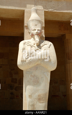 Les chiffres de la colonne de garde entrée de la morgue tombe de la seule femme Hatshespsut La Reine Pharaon Egypte Louxor Banque D'Images