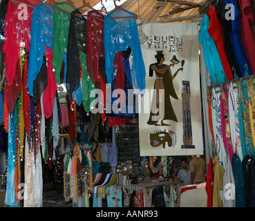 Blocage de vêtements à Louxor Égypte Bazaar street Banque D'Images