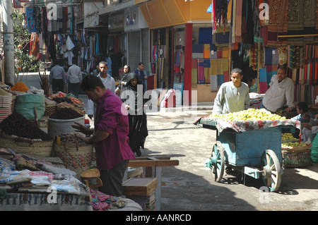 Barrow Boy offrant des produits frais, d'étals sur Luxor Bazaar street Banque D'Images