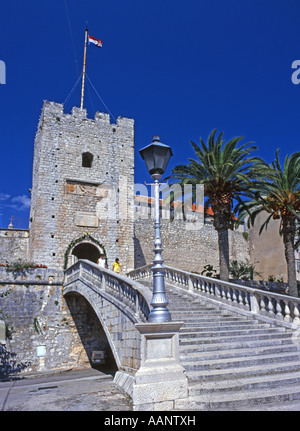 La ville de Korcula, l''île de Korcula, Dalmatie, Croatie. Étapes menant à la porte de la Vieille Ville Banque D'Images