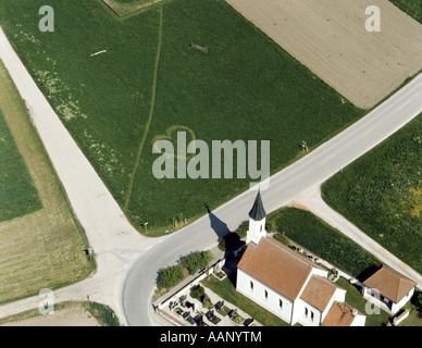 Coeur dans un champ avec église, Allemagne, Bavière, Achering Banque D'Images