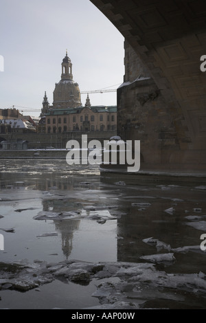 Les glaces à la dérive sur l'Elbe, la Frauenkirche en arrière-plan, l'Allemagne, la Saxe, Dresde Banque D'Images