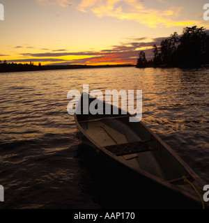 Bateau sur un lac au coucher du soleil sur le lac des Bois Ontario Canada Banque D'Images