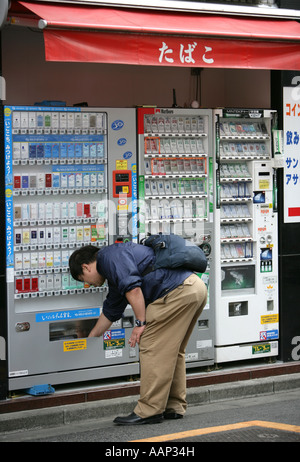 JPN, Japon, Tokyo : machine à cigarettes Banque D'Images