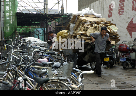 L'homme tirant un grand panier plein de carton, Datong, Shanxi, en Chine. Banque D'Images