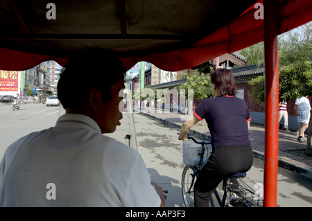 Chine Shanxi Datong rouge à l'intérieur d'un tricycle à moteur de circuler sur un Boulevard Banque D'Images