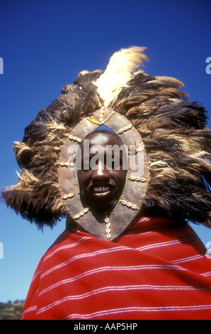 Portrait de guerrier Massaï portant coiffe de plumes d'autruche Ngorongoro Crater Tanzanie Afrique de l'Est Banque D'Images