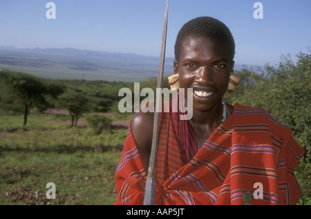 Un jeune guerrier Massaï ou moran Tanzanie Afrique de l'Est Banque D'Images