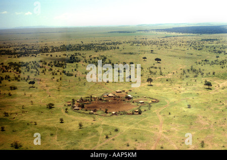 Vue aérienne d'un village massaï ou enkang près de Musiara dans la Masai Mara National Reserve Kenya Afrique de l'Est Banque D'Images