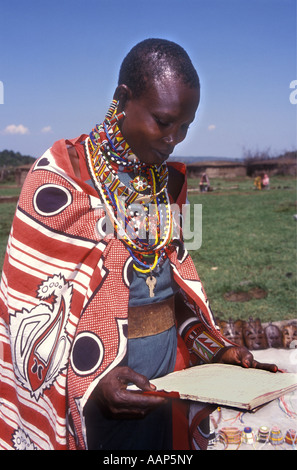 Portrait d'une jeune femme Massaï le sud du Kenya Afrique de l'Est Banque D'Images