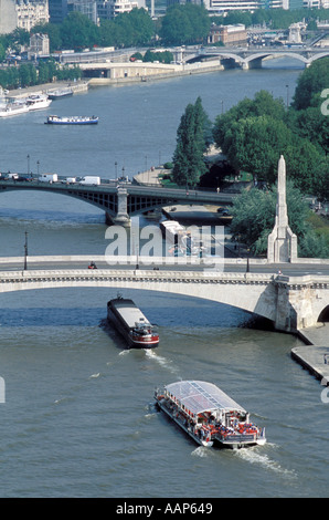 Deux peniches sur la Seine à Paris Banque D'Images