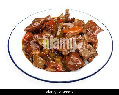 Boeuf fraîchement préparés dans une sauce soja alimentaire chinois sur un fond blanc avec un chemin de détourage et aucun peuple Banque D'Images