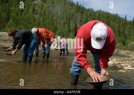 Orpaillage sur un ruisseau près de Dawson City Yukon Canada Banque D'Images