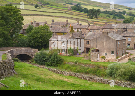 Old Cottages et le pont sur la rivière Swale à Thwaite, Swaledale, dans le parc national de Yorkshire Dales Royaume-Uni Banque D'Images