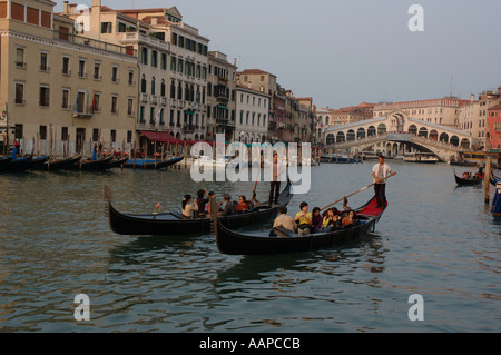 Les télécabines amènent les touristes pour une fin d'après-midi balade le long du Grand Canal à Venise le célèbre Pont du Rialto, dans l'arrière-plan Banque D'Images