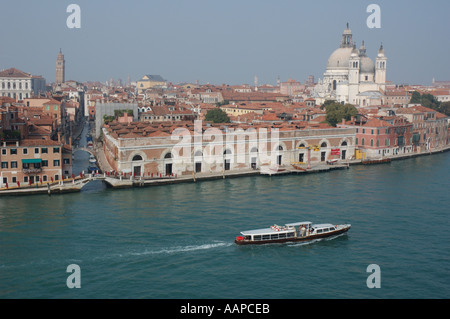 Vue aérienne d'un vaporetto en direction est le long du Canal Giudecca vers la Place Saint Marc à Venise Banque D'Images