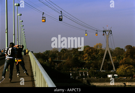 Le roller sur le Zoo Pont sur le Rhin à Cologne, Rhénanie du Nord-Westphalie, Allemagne Banque D'Images