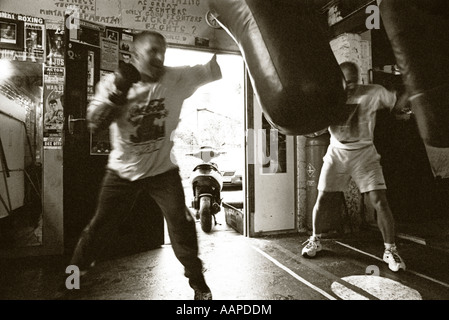 Paysage noir et blanc teinté de deux boxeurs de la formation. Banque D'Images